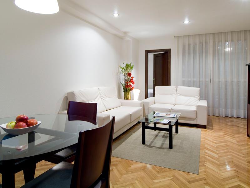 Apartamentos Mendebaldea Suites Памплона Интерьер фото